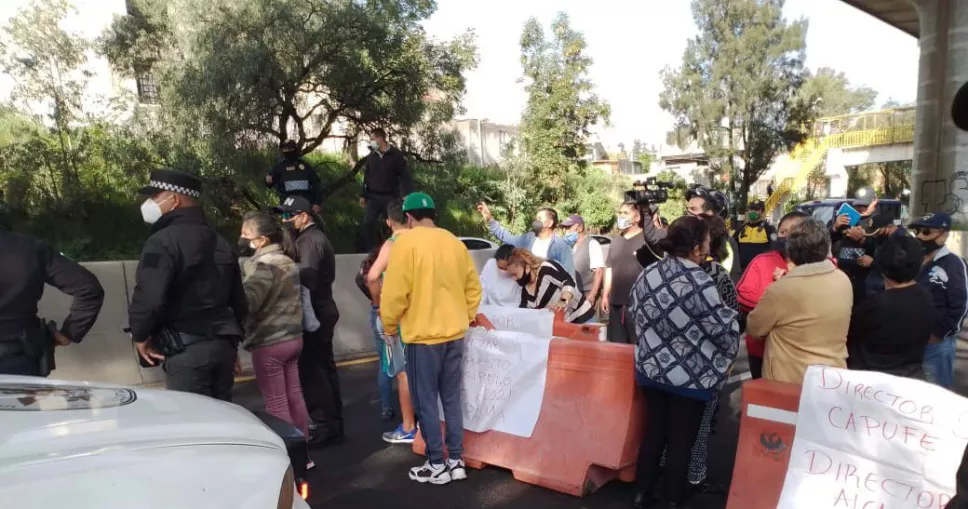 Bloqueo en la México-Cuernavaca provoca larga fila de vehículos