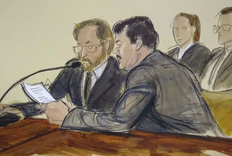Dibujo de una sala de la corte federal de Brooklyn. El Chapo Guzmán, a la derecha, lee un documento junto a un intérprete, minutos antes de ser sentenciado a cadena perpetua. Imagen, AP.
