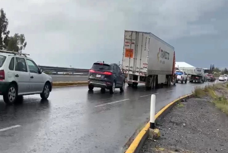 Tránsito intenso en carretera Hermanos Serdán