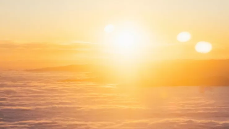 Nubes y sol durante puesta de sol