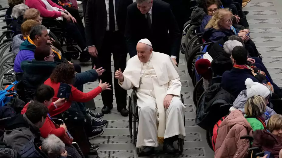 Papa Francisco saluda a personas enfermas en la peregrinación a Lourdes en el Vaticano.