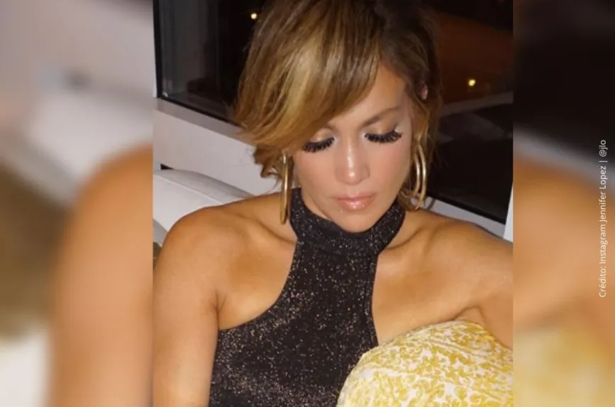 JLo con miraba hacía abajo..jpg
