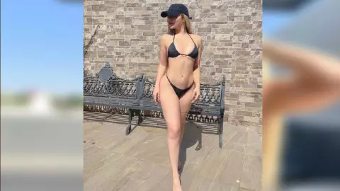 Maya Nazor con gorra