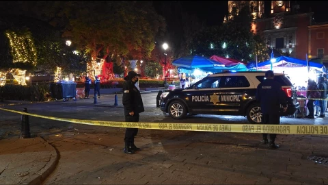 Elementos de policía de Querétaro acordonaron el Jardín Zenea tras una persona asesinada por un franelero