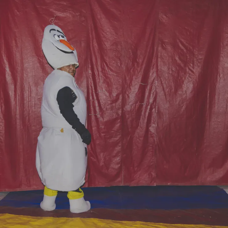 Roberto Carlos interpreta a Olaf en el circo.