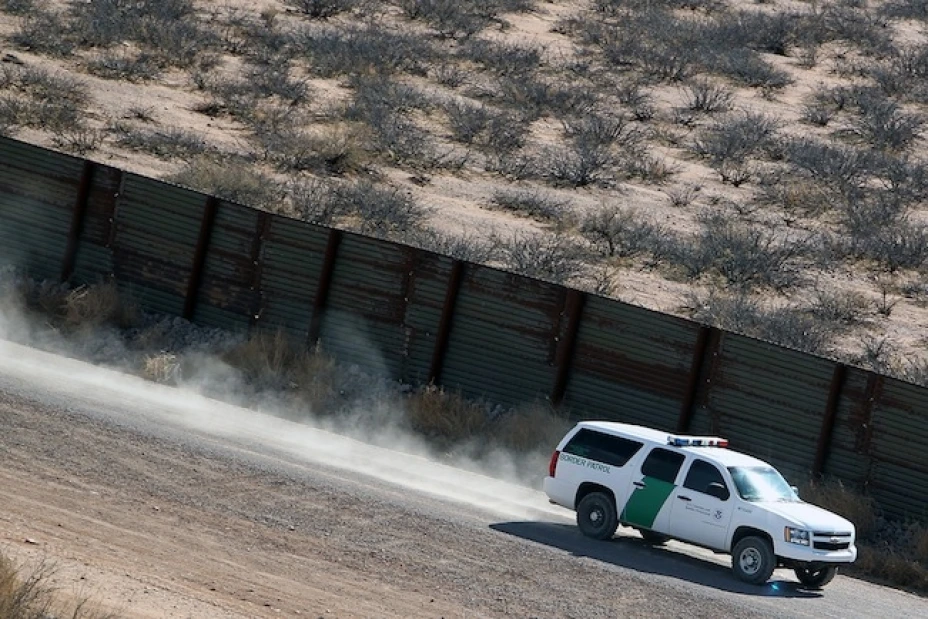 Los agentes de la patrulla fronteriza aplicaban obligaban a los migrantes a firmar su salida voluntaria del país