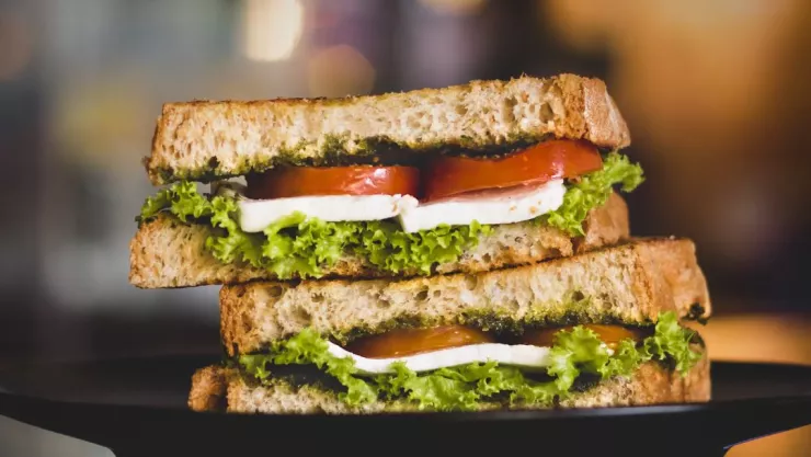 Dos mujeres murieron luego de comer una sándwich de pollo en el hospital; esto sabemos