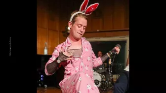Macaulay Culkin TV Azteca_19.jpg