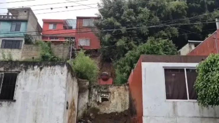 Dos casas fueron desalojadas por deslaves