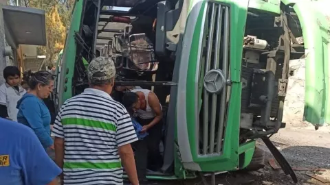 Camión cae a desnivel de 8 metros en Tlalnepantla