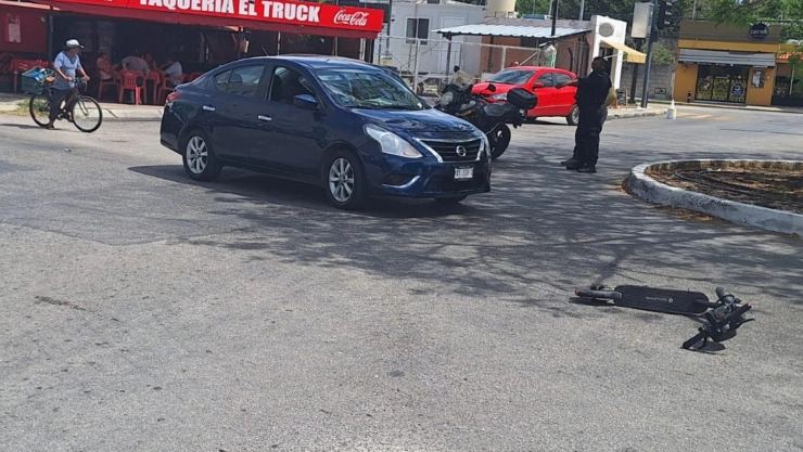 Iba por las calles de El Fénix a bordo de su scooter y un auto lo ATROPELLÓ; ¿Está grave?