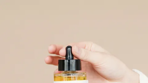 El aceite de ricino es un producto de belleza que mantiene las cejas sanas