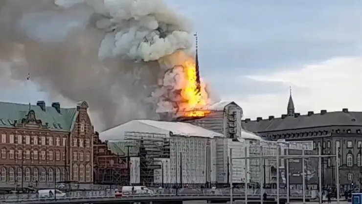 Reportan incendio en la antigua bolsa de valores de Dinamarca; esto se sabe