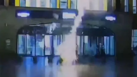 Rayo cae sobre hombre en China