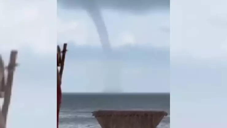 ¡Sorprendente! Captan tromba marina en playa de Yucatán.jpg