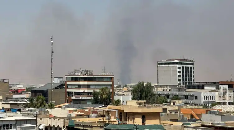 Columnas de humo cerca de una base militar de EU en Irak.