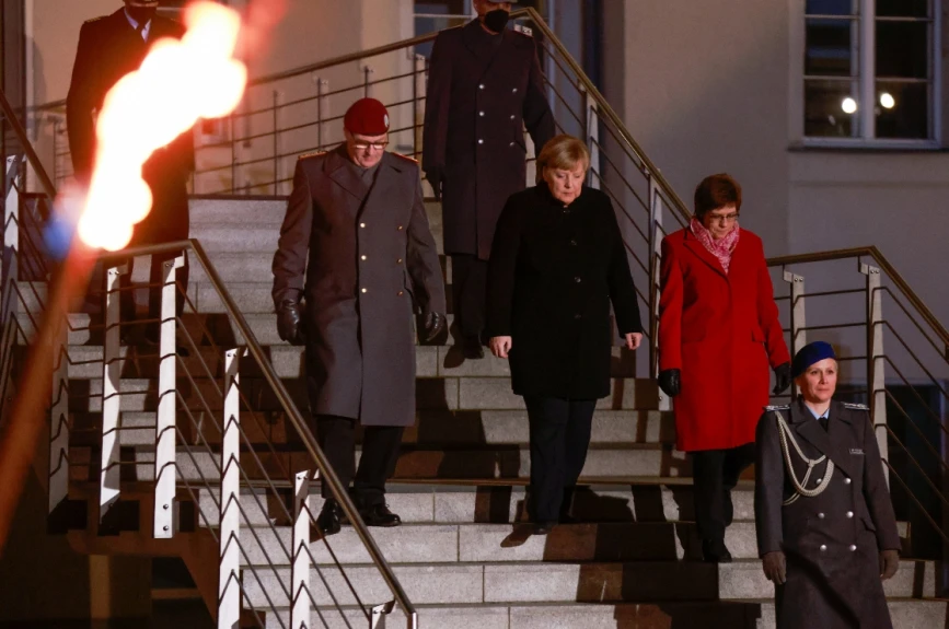 Merkel llega a la tradicional ceremonia de despedida.