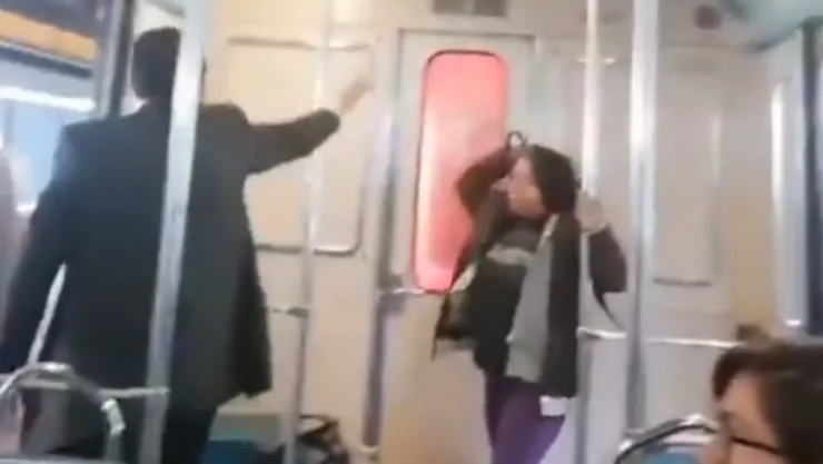 Hombre cree que indigente ‘está poseído’ y sale lastimado