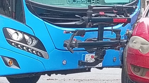 Chofer de Va y Ven CHOCA contra auto en la Mercedes Barrera y causa caos vial; ¿Hay heridos?