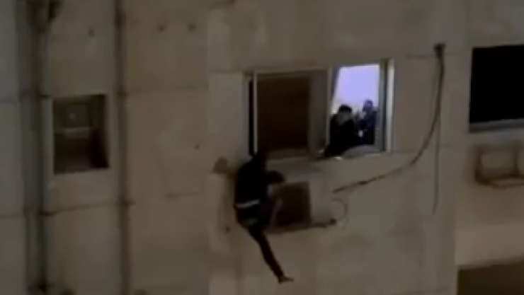 un ladrón que intentaba entrar a un décimo piso es invitado por el dueño para evitar una caída