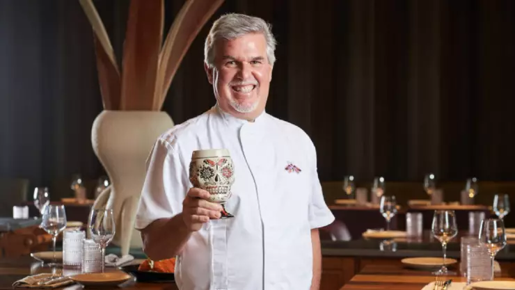 un retrato del cocinero en su restaurante