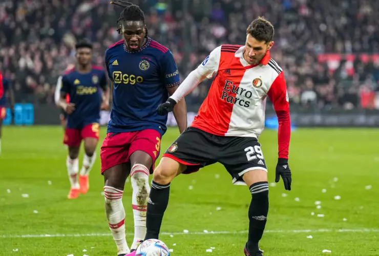 Santiago Giménez contra el Ajax