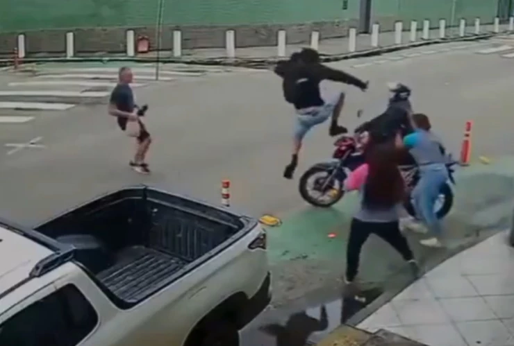 Ladrón recibe patada voladora en Brasil
