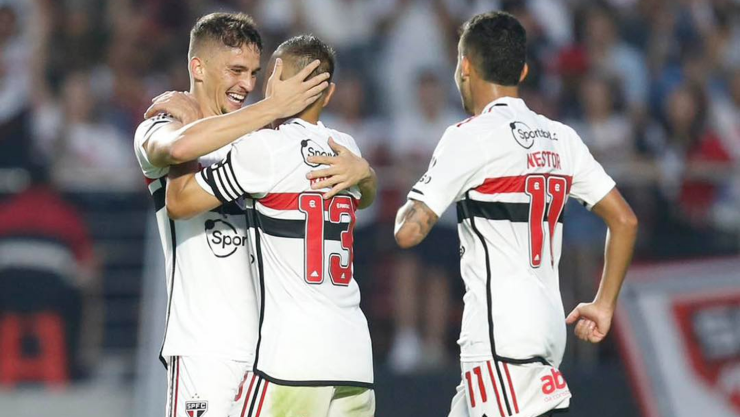 Jugadores de Sao Paulo celebran un gol