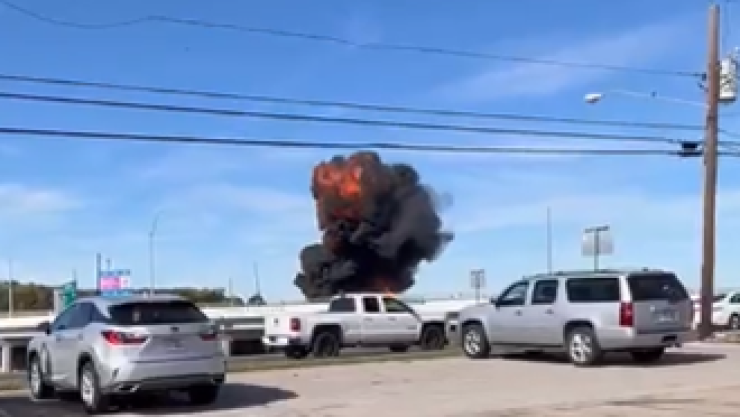 Dos aeronaves chocan en su trayectoria en medio de una ciudad