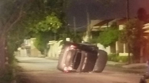 Padre e hijo terminan VOLCANDO en el fraccionamiento Las Brisas tras protagonizar FUERTE ACCIDENTE; ¿Están heridos?