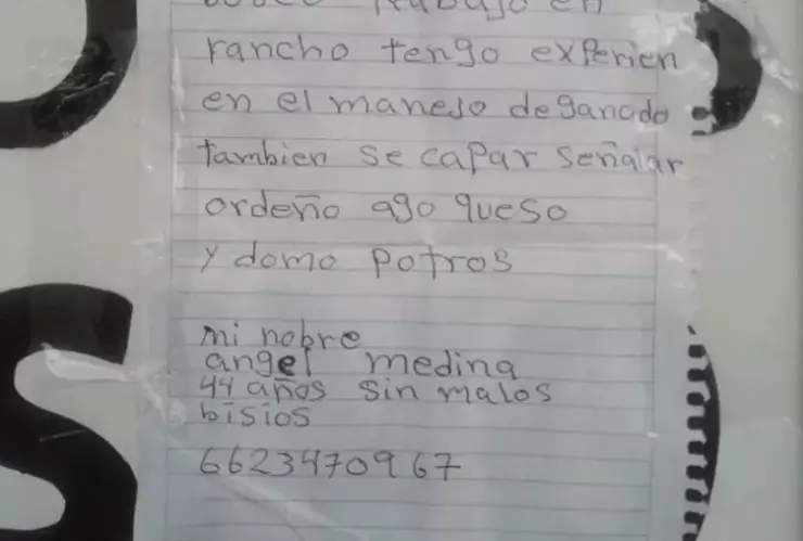 Ángel Medina de 44 años decidió hacer su currículum a mano.