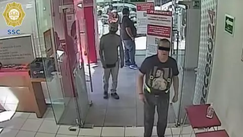 Abuelo intenta robar en banco de CDMX.