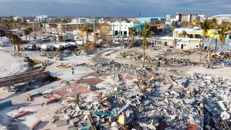 los escombros que ocasionó el desastre natural Ian en Fort Myers Beach