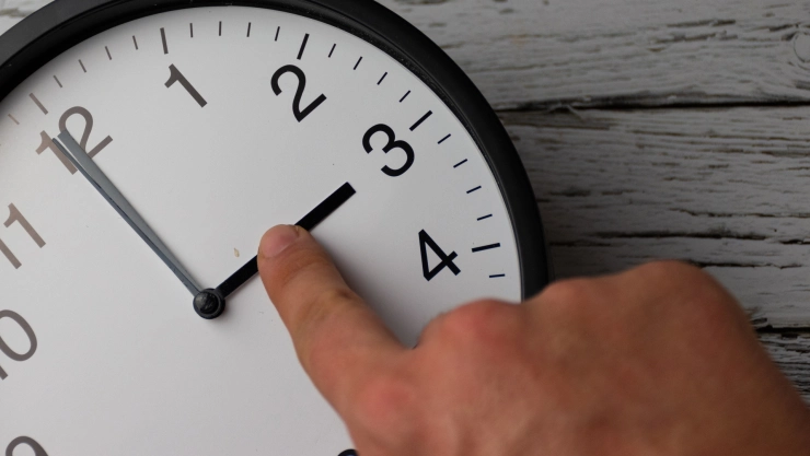 Persona ajusta su reloj al horario de verano