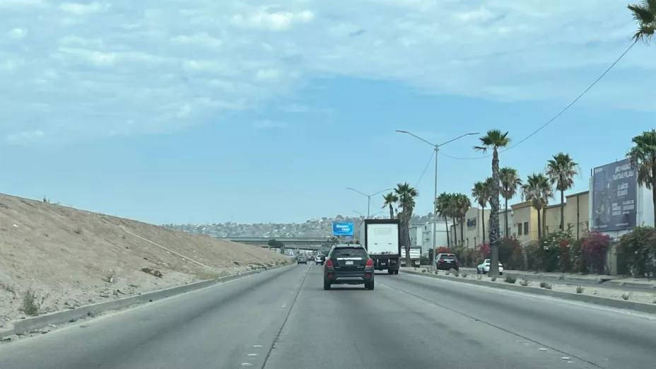 Hay calma en las calles de Tijuana, un sábado con pocos autos en avenidas principales.
