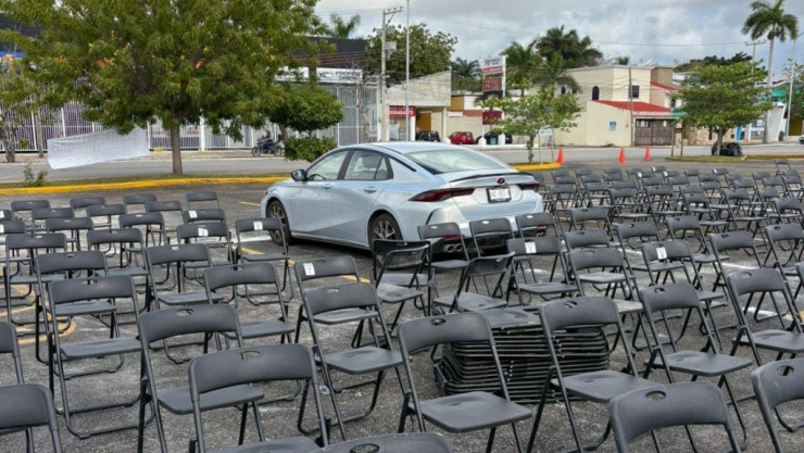 Auto es ABANDONADO en iglesia de Mérida; buscan al dueño urgentemente