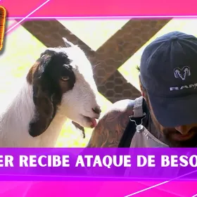 Fernando Lozada recibe besos por parte de las chivas