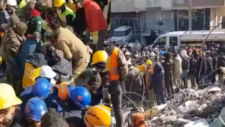 VIDEO Momento en que mexicanos rescatan a niña de 8 años en Turquía