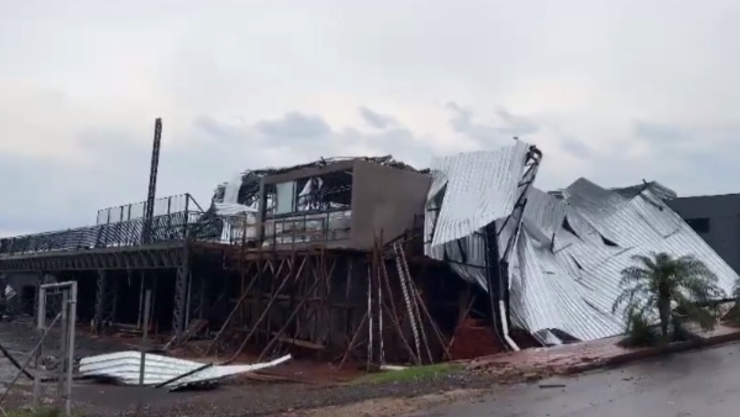 VIDEO Fuertes vientos derrumban techo de gimnasio en Brasil; hay 60 heridos