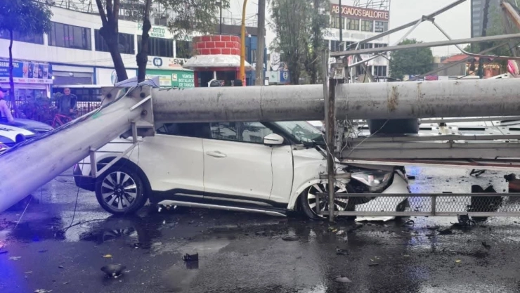 auto aplastado por un espectacular en Tlalnepantla, Estado de México