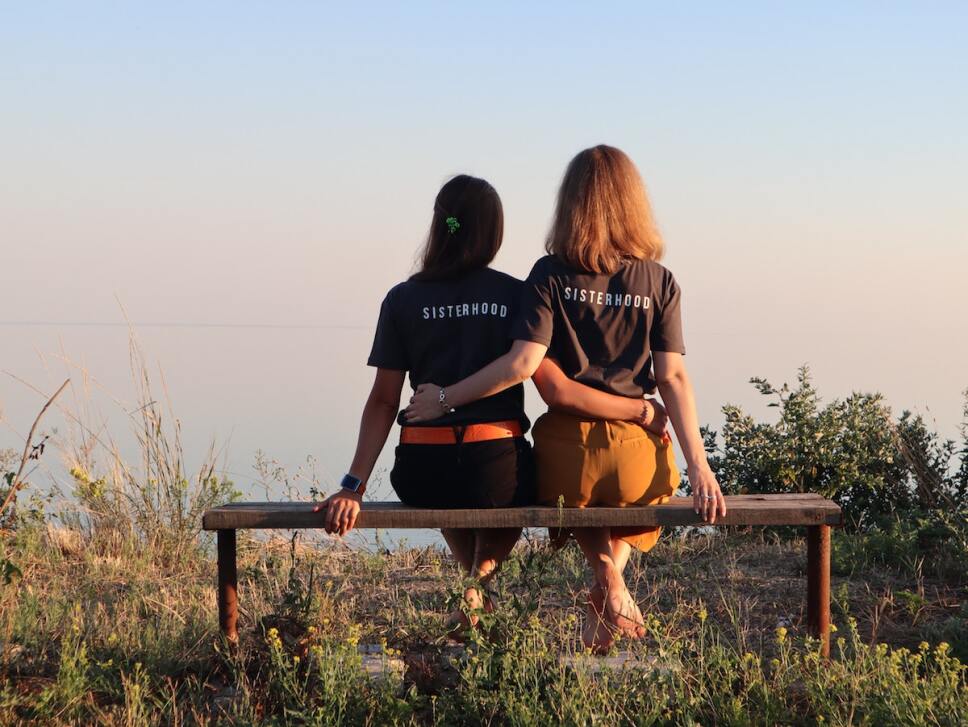 hermanas sentadas abrazandose
