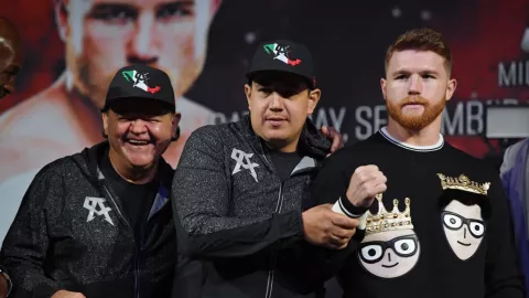 Saúl ‘Canelo’ Álvarez con la Familia Reynoso