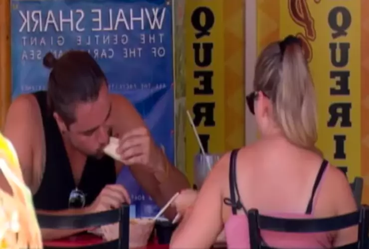 Turistas acuden a restaurantes locales