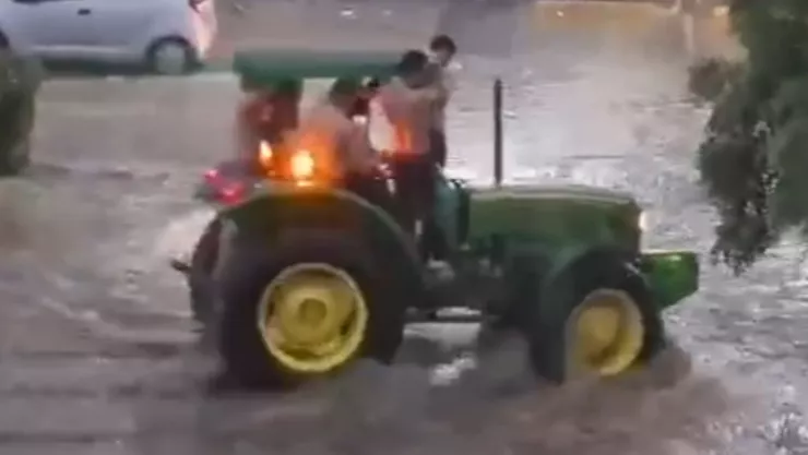 Captan a jóvenes dando la vuelta en calle inundada de Culiacán