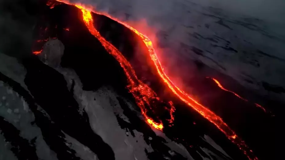 El Monte Etna, de unos 3 mil 300 metros de altura, se alza sobre la ciudad de Catania
