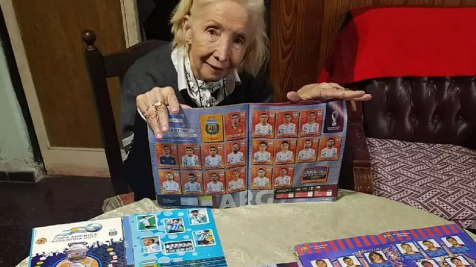 Abuelita llena álbumes del Mundial
