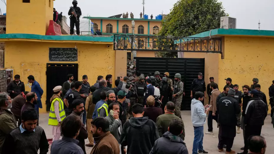 Escena tras un atentado con bomba en una mezquita de Pakistán.