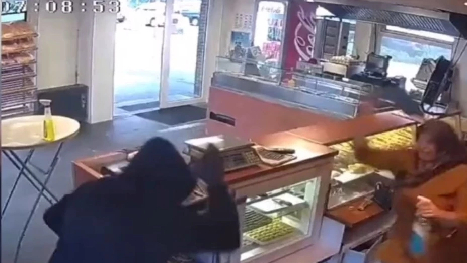 Mujer ataca asaltante trapo