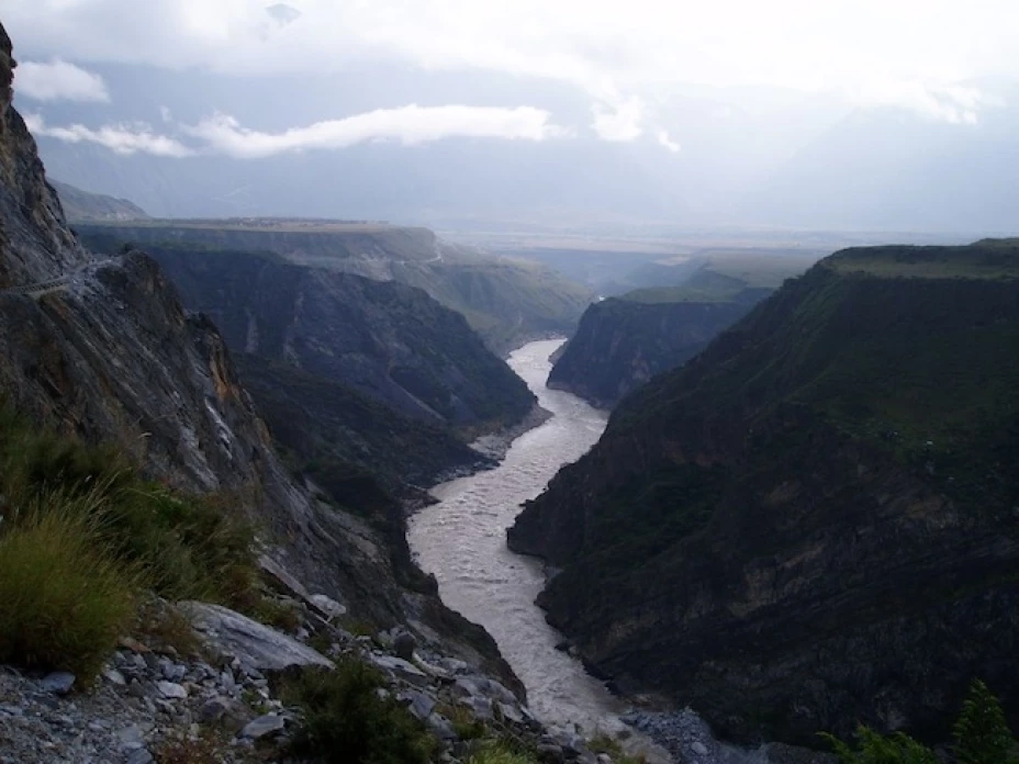 Cruzaron el cauce de un río pero con las lluvias subió su nivel y cuando quisieron regresar, ya no pudieron