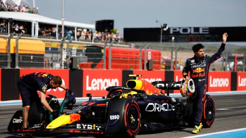 Checo P&eacute;rez con el Red Bull